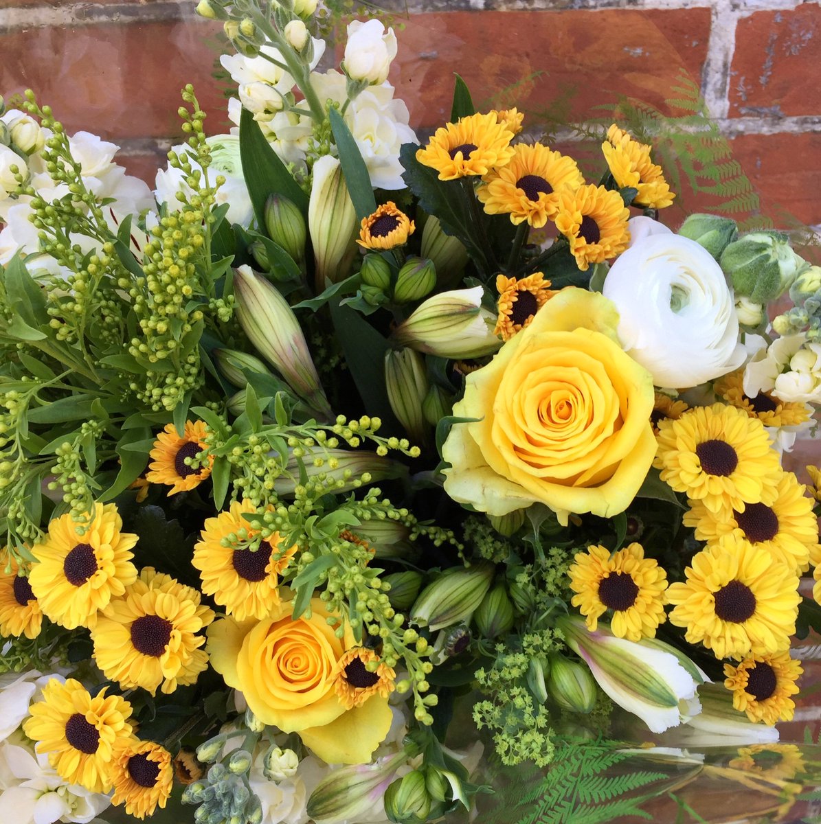 Happy Easter 🐣 #yellowflowers #easterbouquets #sunshine #saxmundhamflorist