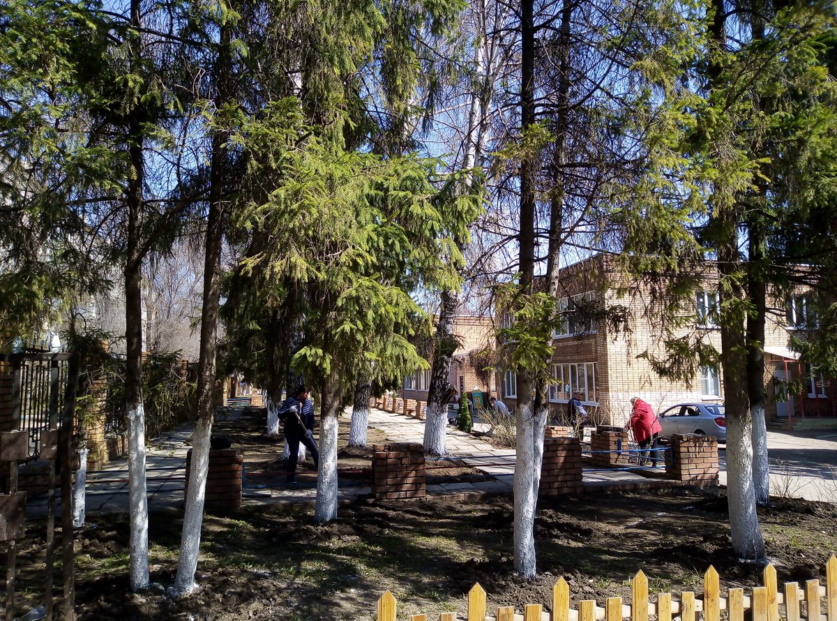 osm17_1's tweet photo. Детский сад 36 блестит после субботника.@promadm @Chernyshkov_VA @samara_in https://t.co/QnteOp3SBy