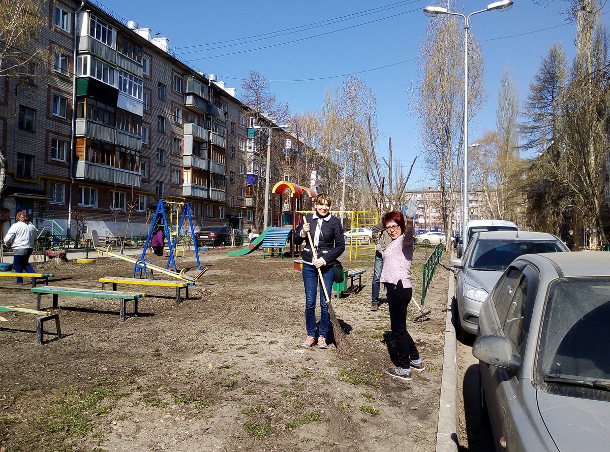 osm17_1's tweet photo. Очень важно детскую площадку благоустроенную по программе КГс содержать в чистоте. Как это делают жильцы дома 19 и 21 по ул. А. Матросова @promadm @Chernyshkov_VA @samara_in https://t.co/8U7BGXItlP