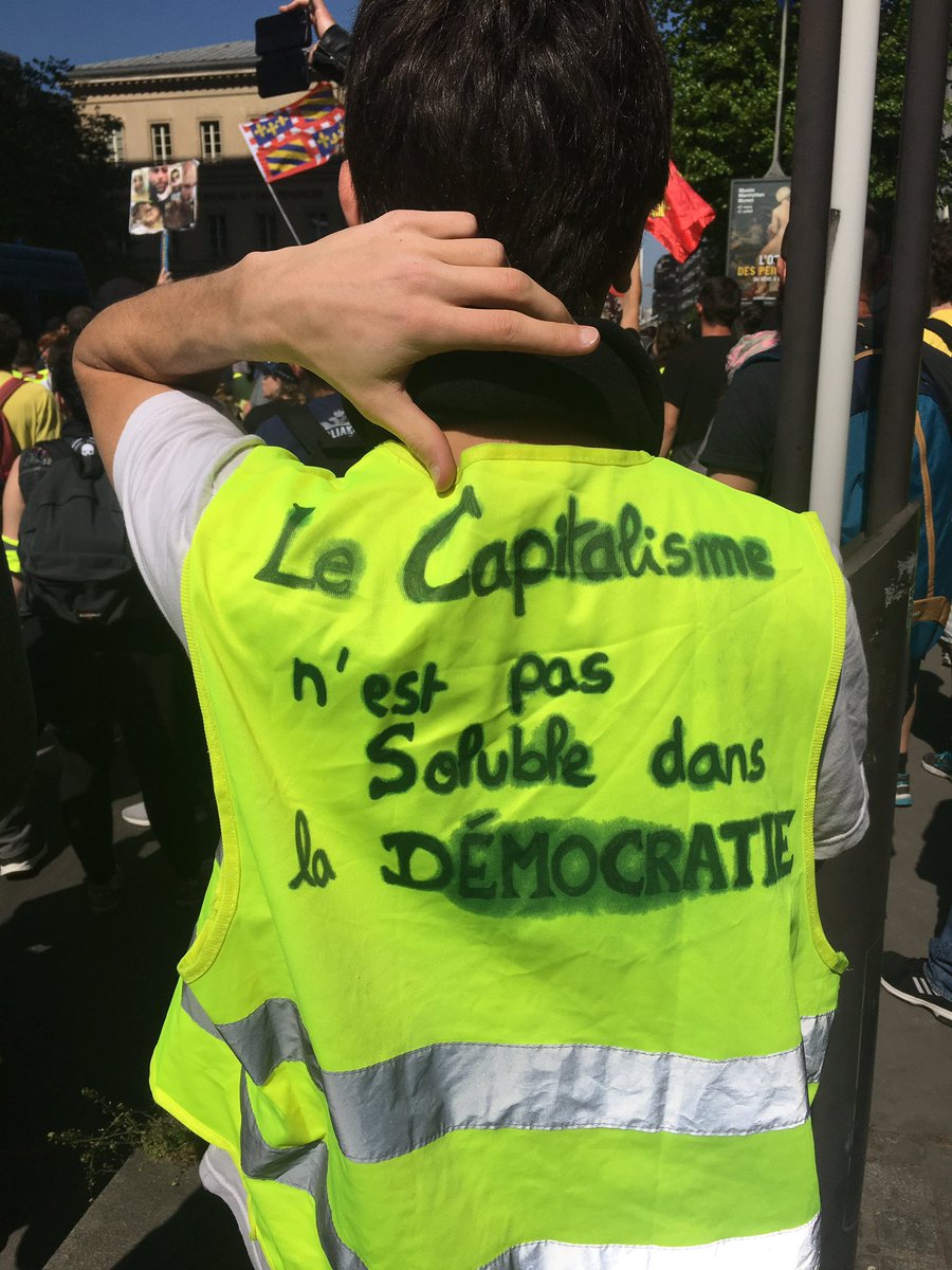 DosPlein's tweet photo. #GiletsJaunes au départ de Bercy #Acte13 « on est là, on est là, même si vous ne le voulez pas nous on est là » https://t.co/WwRmBQE1SI