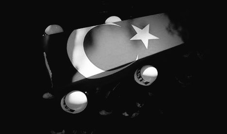 "Kürsülerden seslenirken yalancı beyler, asıl beyler vatan için can verirler."

Büyük Türk milletinin başı sağ olsun!

#Hakkari