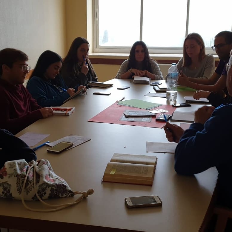 #PascuaGVXGuardamar empezamos con TU Sábado Santo hemos recorrido la vida de María. Ahora a preparar por grupos el vía lucis. #PascuaGVX2019
