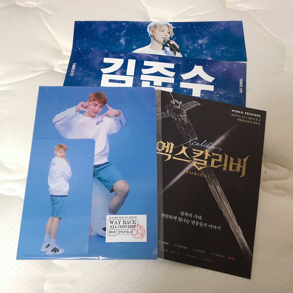 💌생일 기념 이벵💌
생일을 맞이하여 소소한 알티 이벵을 준비했습니당🥳 
추첨해서 한분께 돌콘 클리어파일+엑칼 리플렛+제가 제작했던 종이슬로건 보내드릴게요! 월요일로 넘어가는 밤 12시 15분에 당발 하겠습니당
❤️🧡💛준쨩 앙콘 고마워요😭💚💙💜