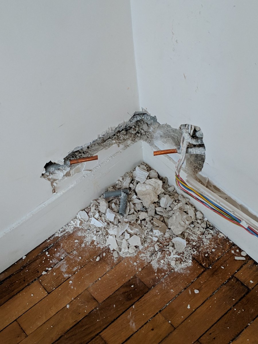 Quand <a href="/orange/">Orange</a> / <a href="/orangebusiness/">Orange Business</a> vient t'installer la fibre et que tu finis avec une canalisation de l'immeuble percé ...