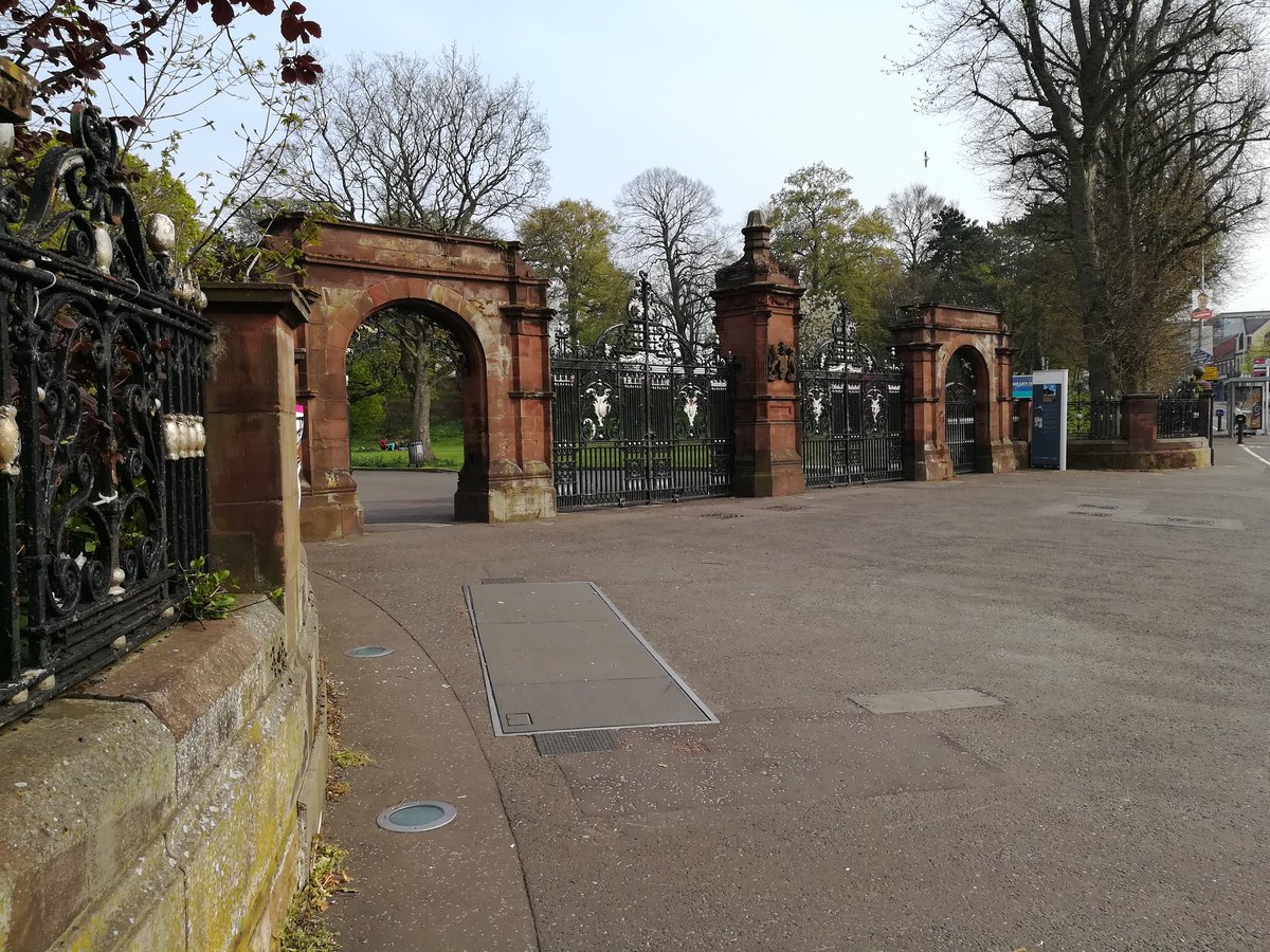 Ormeau Rd vista 2
Gates to the park