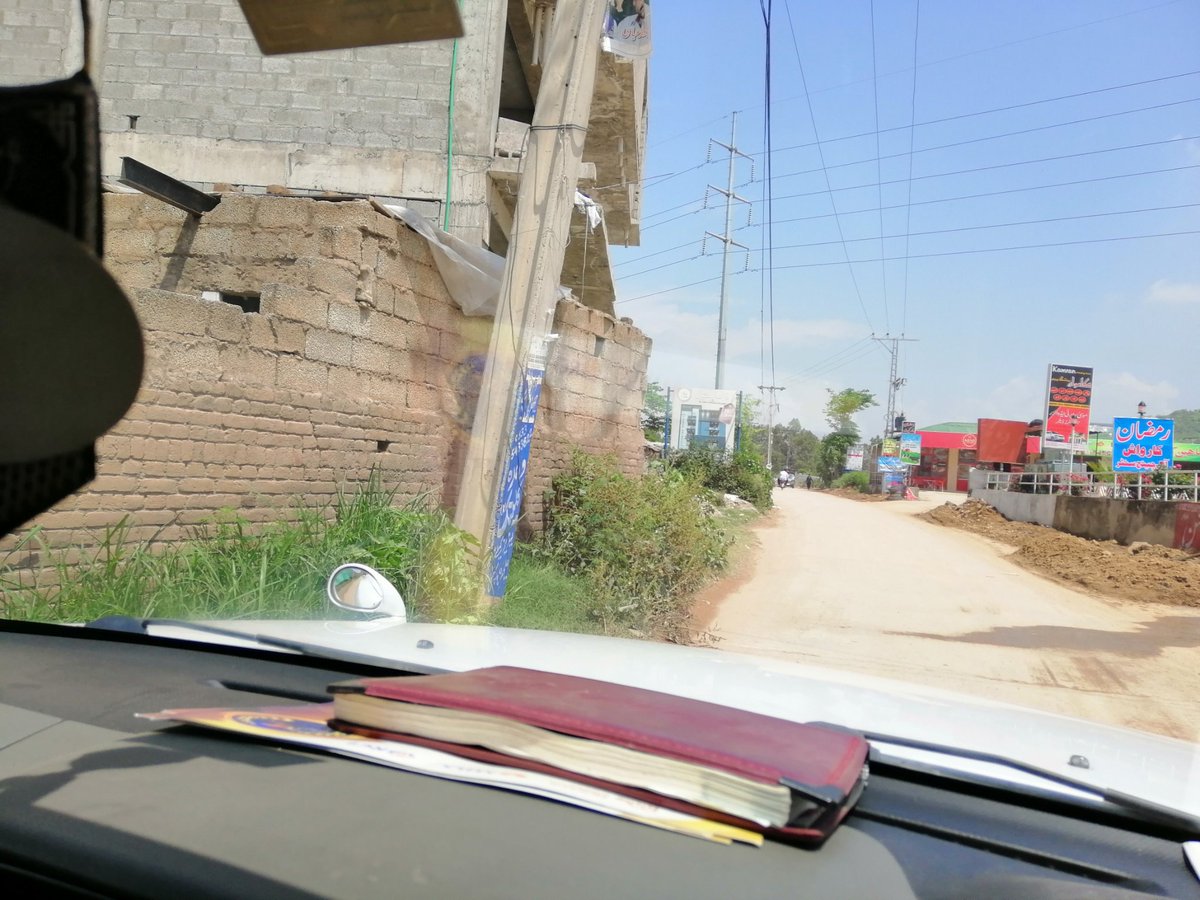 MusaratYousuf's tweet photo. Bnigala road ki halat asi hy koi b in sy puchny wala Nahi hy jis ka jhan dil chahy building bna rahy hein mushkil sy ak car. Jeep guzar skti hy uss py b logun NY steel phanka Hua hy https://t.co/GqMtQR7DQZ