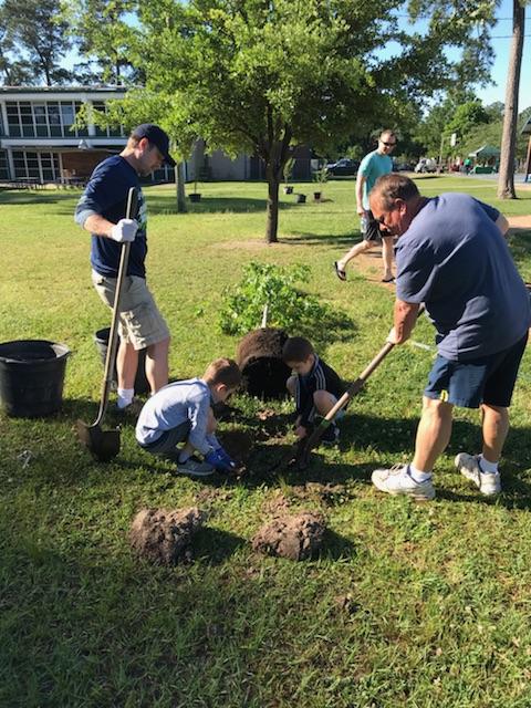 DHLAmericas's tweet image. Today, in Houston, Texas, 45 #DHLSupplyChain employees gave a $10,958 donation to #TreesForHouston to plant 36 trees and 20 fruit trees at Sinclair Elementary School, hit by Hurricane Harvey. The trees will provide shade and fruit for students.
 #Mission2050 #EarthDay #GoGreen