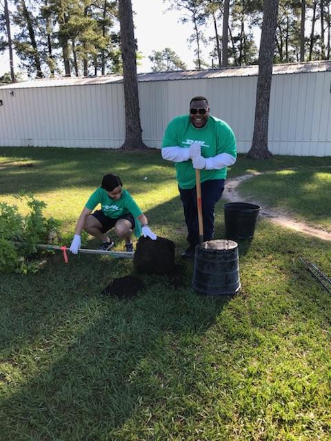 DHLAmericas's tweet image. Today, in Houston, Texas, 45 #DHLSupplyChain employees gave a $10,958 donation to #TreesForHouston to plant 36 trees and 20 fruit trees at Sinclair Elementary School, hit by Hurricane Harvey. The trees will provide shade and fruit for students.
 #Mission2050 #EarthDay #GoGreen
