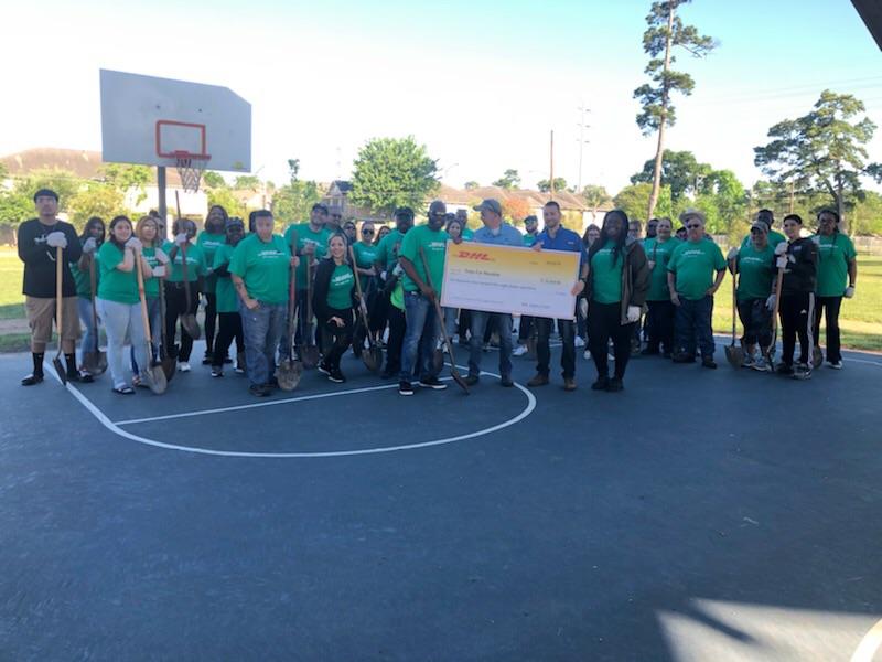 DHLAmericas's tweet image. Today, in Houston, Texas, 45 #DHLSupplyChain employees gave a $10,958 donation to #TreesForHouston to plant 36 trees and 20 fruit trees at Sinclair Elementary School, hit by Hurricane Harvey. The trees will provide shade and fruit for students.
 #Mission2050 #EarthDay #GoGreen