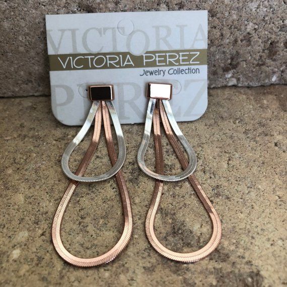 VpdcoViaBonanza's tweet photo. Two-tone long earrings https://t.co/Cvm9YSn0HY  Compra Online #moda #joya #accesorios #madrid #toledo #barcelona #valencia #merida #sevilla #bisuteria #galicia #asturias #CastillaLaMancha #CastillaLeon #vpdco #minimalista #ororosa #boadilladelmonte #españa #modaespaña https://t.co/3fNo7KgL7s