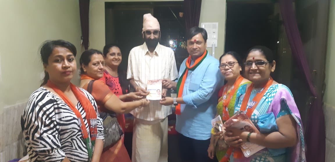 sandeeppatel58's tweet photo. ##भाजपा_शिवसेना_महायुती_उमेदवार_ Shri @GajananKirtikar यांचा प्रचार करताना
सोबत
भाजपा - शिवसेना
पदाधिकारी व कार्यकर्ते
@bjp @ShivSena
#PhirEkBaarModiSarkaar
#NamoAgain2019 #NamoForNewIndia
@AUThackeray
@AmolGKirtikar #EveryVoterForModi
#IndiaWantsModiAgain https://t.co/fd31fqYKHg