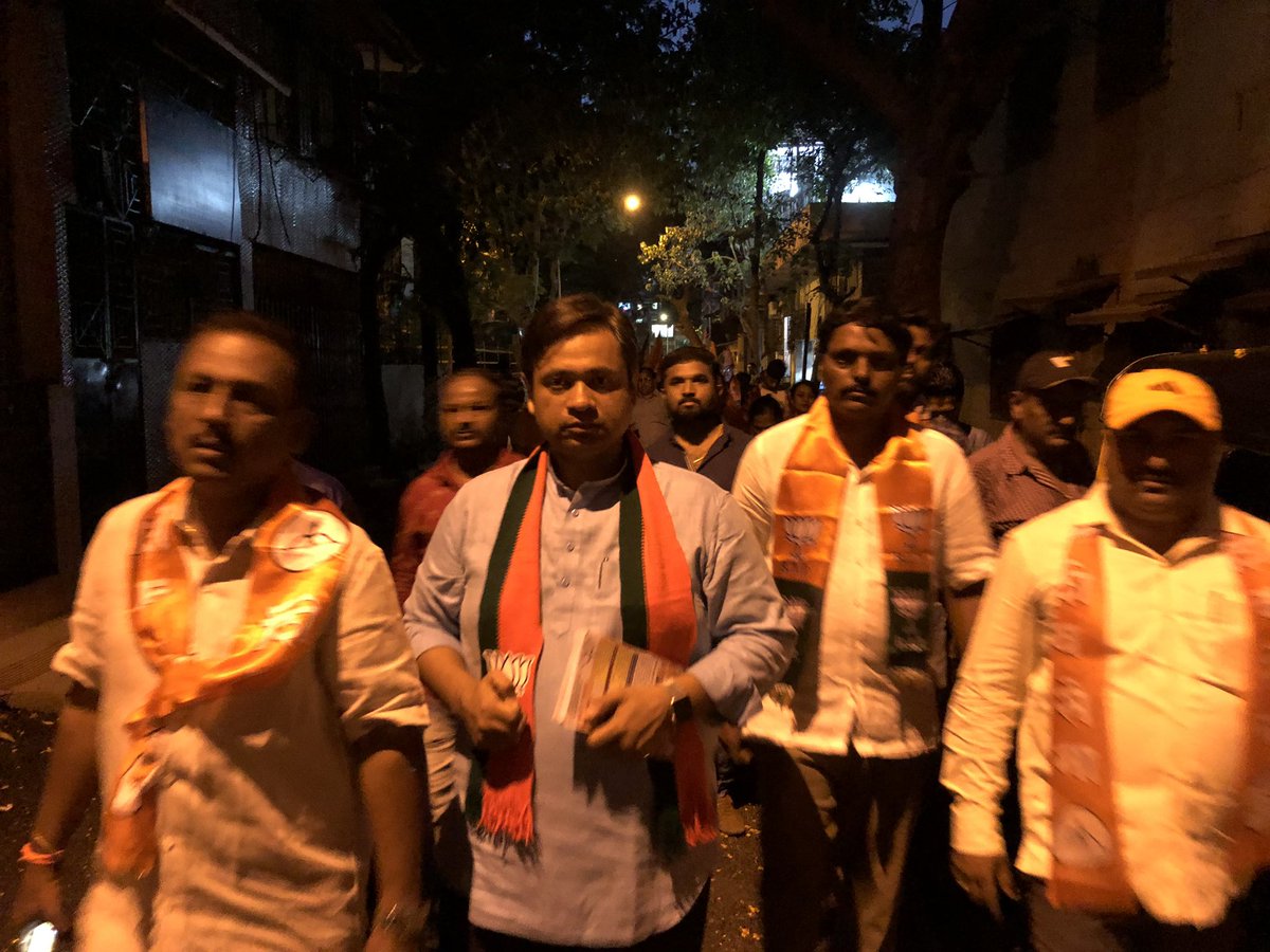 sandeeppatel58's tweet photo. ##भाजपा_शिवसेना_महायुती_उमेदवार_ Shri @GajananKirtikar यांचा प्रचार करताना
सोबत
भाजपा - शिवसेना
पदाधिकारी व कार्यकर्ते
@bjp @ShivSena
#PhirEkBaarModiSarkaar
#NamoAgain2019 #NamoForNewIndia
@AUThackeray
@AmolGKirtikar #EveryVoterForModi
#IndiaWantsModiAgain https://t.co/fd31fqYKHg
