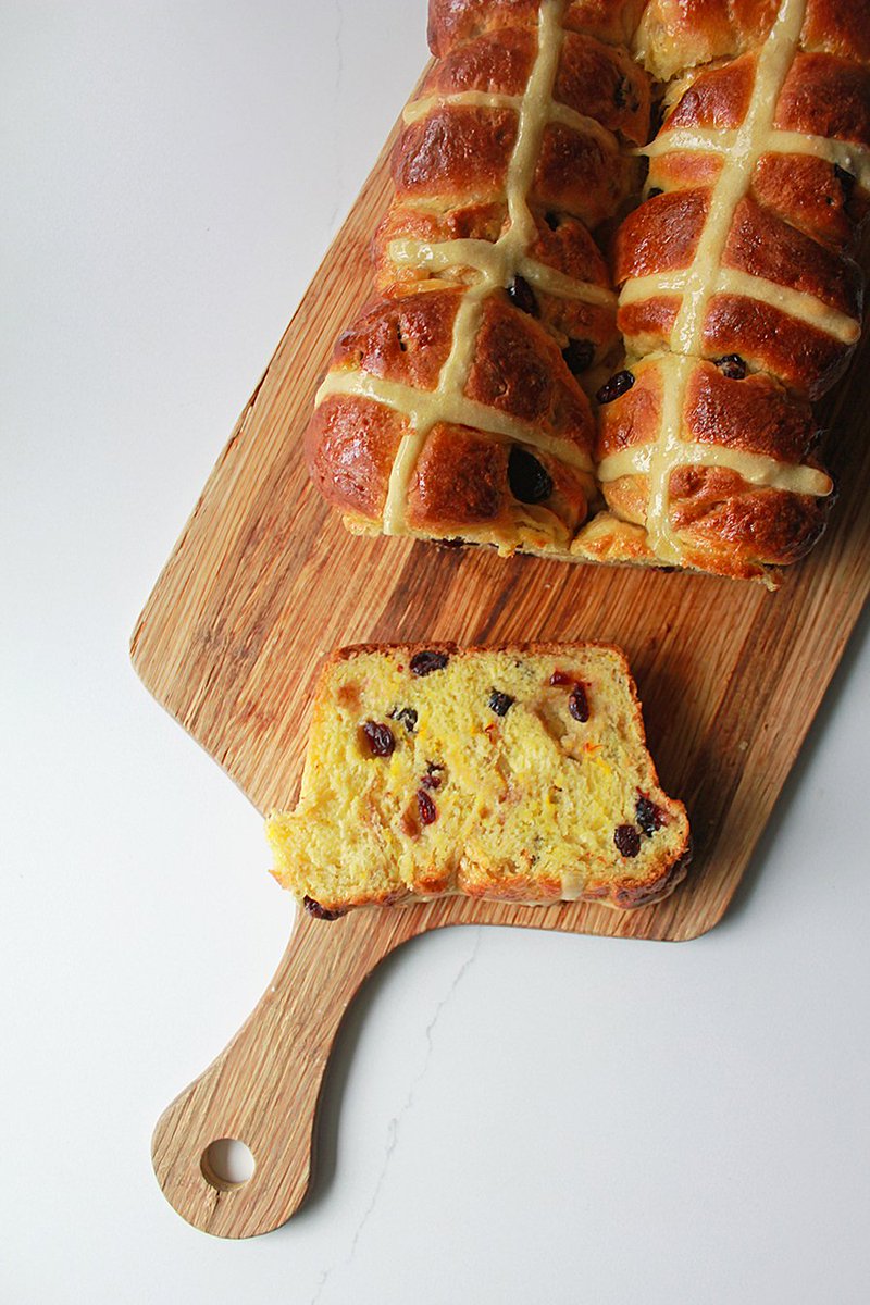 This beautiful hot cross bun loaf is perfect for making French toast for your Easter brunch #Eastertaining! <a href="/eggsoeufs/">Egg Farmers</a> #ad ohsweetday.com/2019/04/easter…
