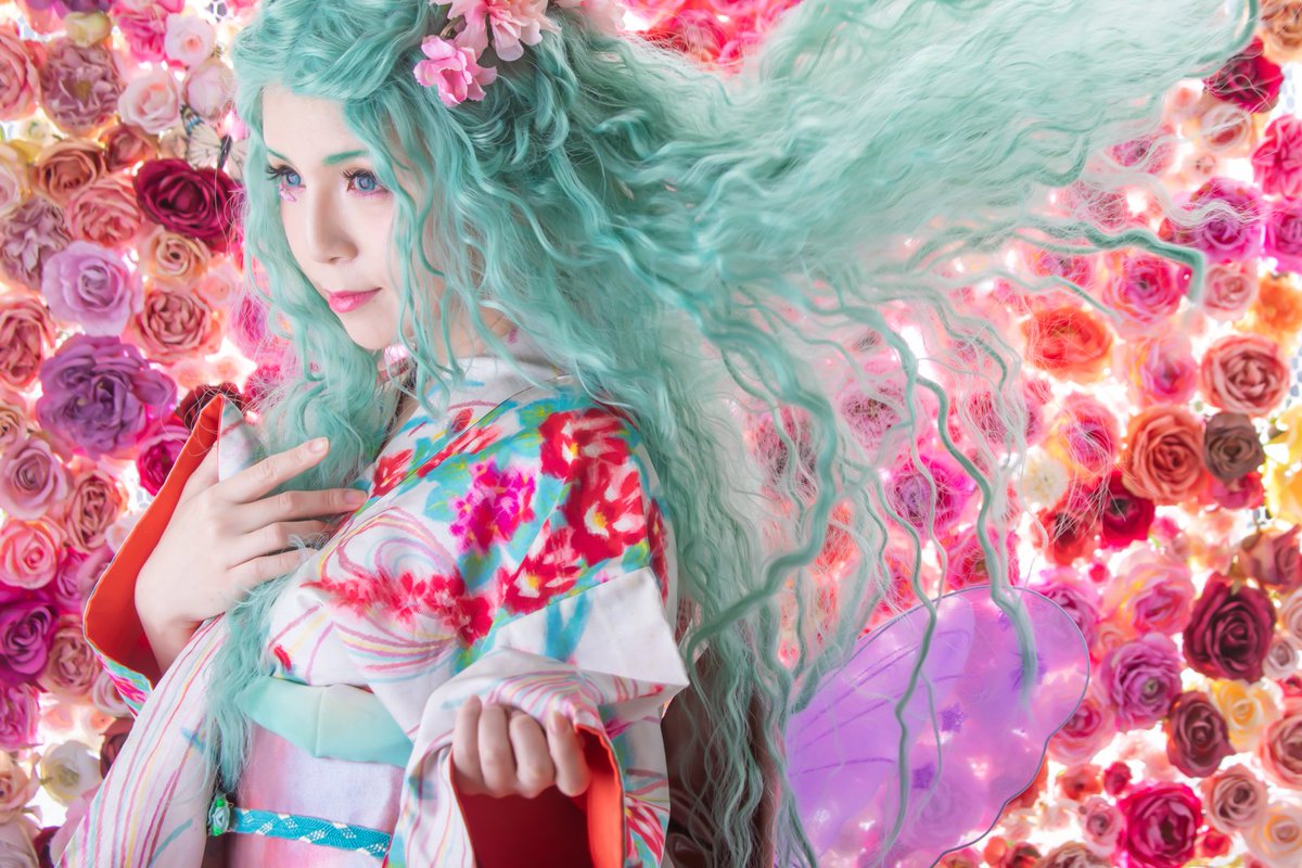 Luna_Bequeath's tweet photo. 【銘仙コスプレコレクション-4月-】
テーマ「花の妖精」
散りばめた花々より鮮やかな花柄が前に出てくる銘仙😊華やかな存在感が伝われば嬉しいです🌺

モデル：せな氏(@sns2323)
カメラ：日暮圭介(@keisukehigure)
メイク：Ayaka Otaka(insta@ayakaaaaa1989)

#コスプレ
#銘仙
#着物好きと繋がりたい https://t.co/4Vt2msYhQE
