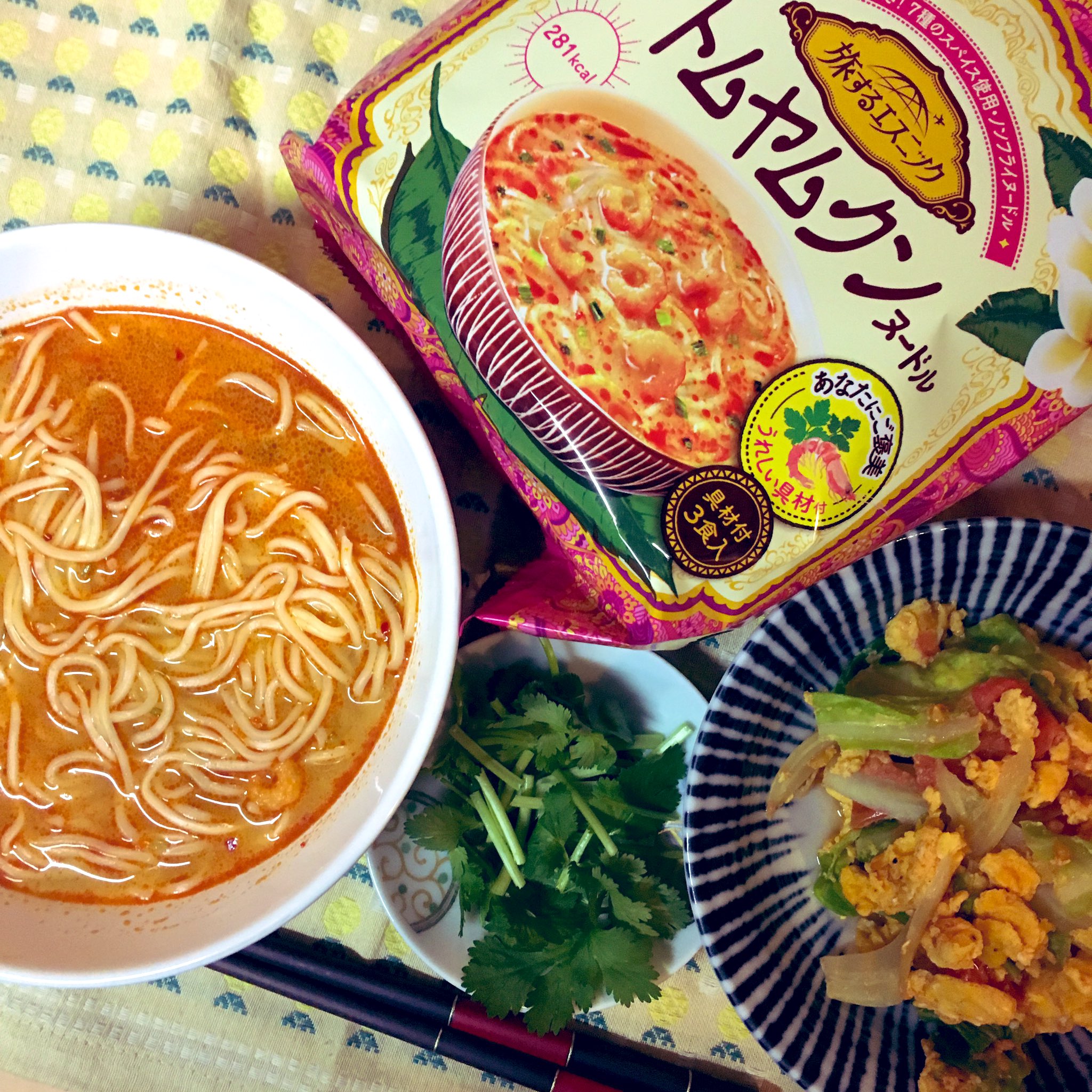 あなぐま からのこうじゃ あのね大変 いま食べてるけど これめちゃくちゃ美味しい インスタントでこの味と香りすごすぎてやばい 2枚目は好きなので追いパクチーした写真です 美味しいー 日清さん