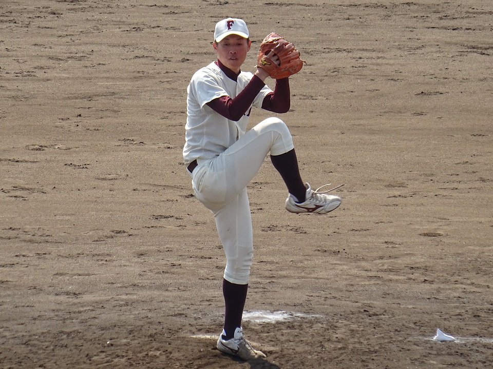 mhh_k's tweet photo. 九州六大学・今日の熊本県勢

上田将暉選手（東海大星翔）
甲斐雄也選手（済々黌）
松永誠弘選手（熊本北）

上田選手、先制打初め3打点! https://t.co/AfXfpvqZFn