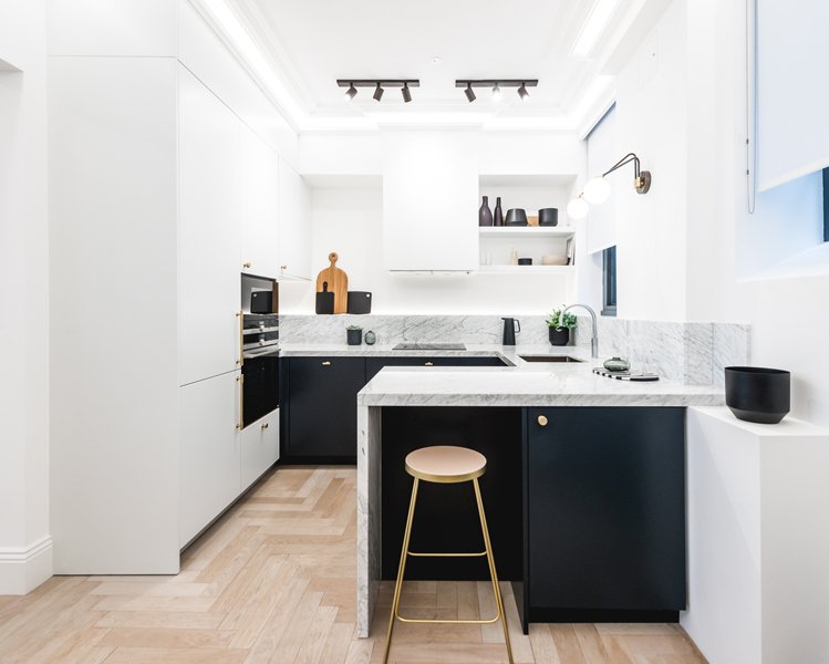 DAY_TRUE_London's tweet photo. A compact space without compromising in quality and practicality.
This kitchen dream, purposefully left neutral and clean, leave a mark due to its combinations and tonality. The brass handles in hand with the stool then add an à la mode effect.

#daytrue #kitchens #compactspaces https://t.co/huNzubTvtv