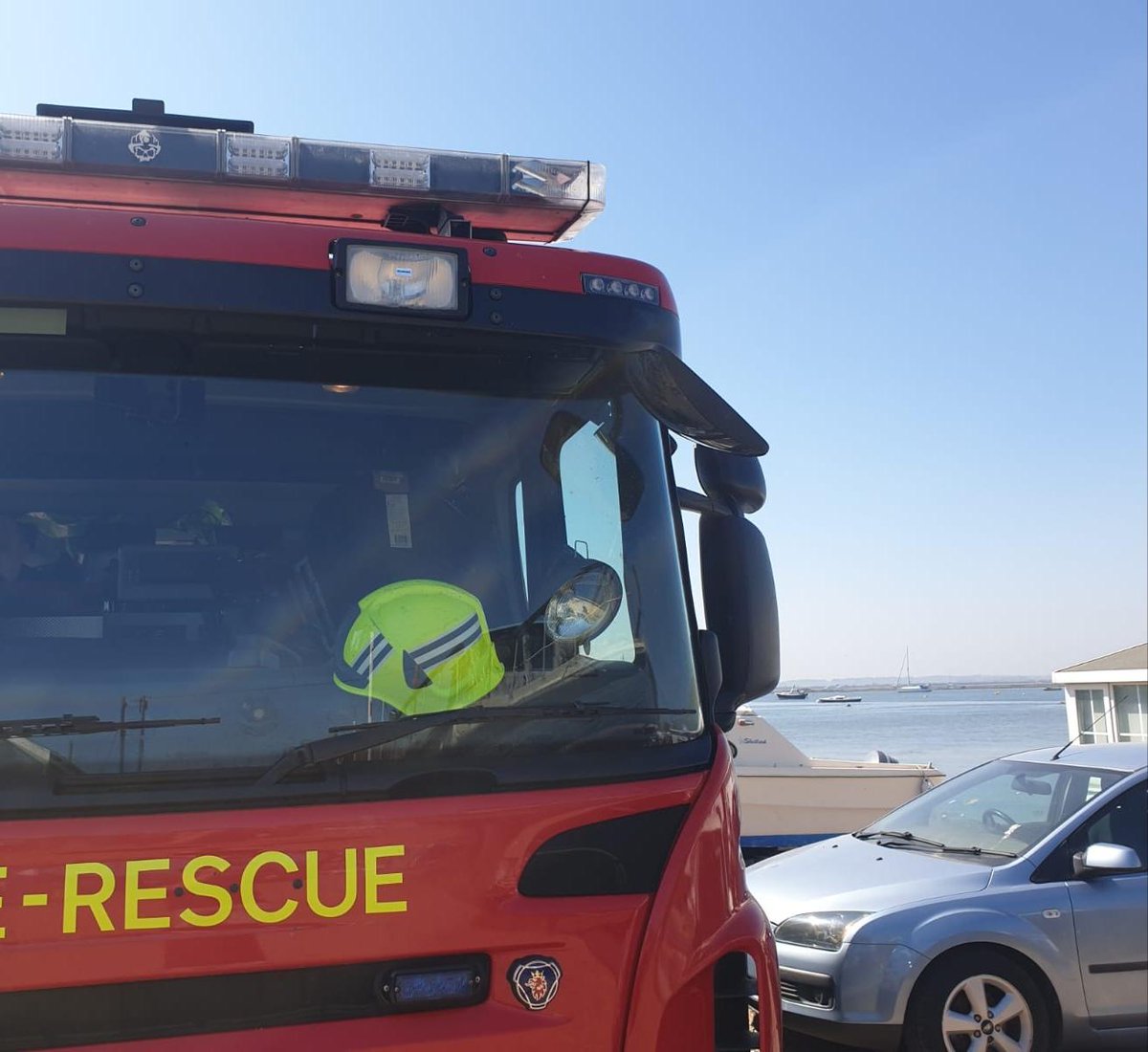 What a beautiful day. After Standby at E10 Colchester this morning we are currently on Standby at E22 Mersea. Stay safe folks!! 🚒🌞