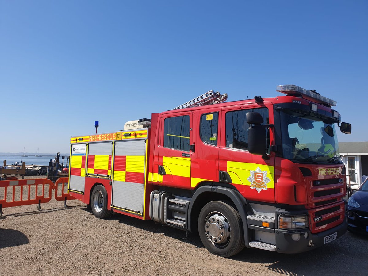 ManningtreeFS's tweet image. What a beautiful day. After Standby at E10 Colchester this morning we are currently on Standby at E22 Mersea. Stay safe folks!! 🚒🌞