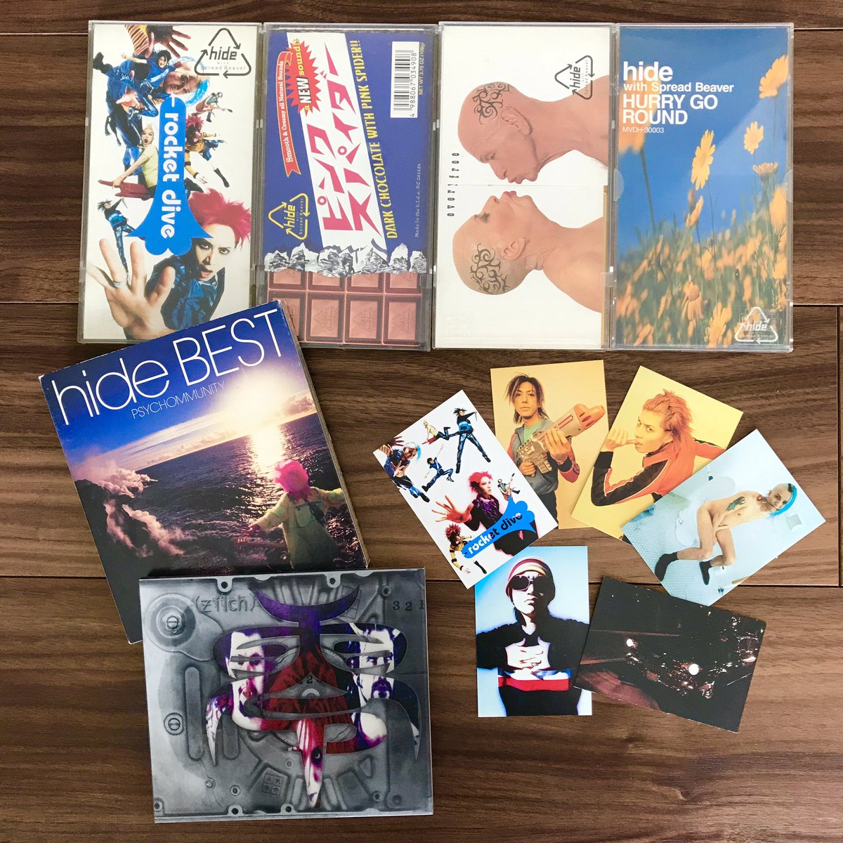 oblaat_oblaat12's tweet photo. ついに実家から発掘された宝物。
沢山聴いたし観たし大好きなのに思い出すのが辛すぎて15年前上京する時に大切にしまい込んだ😔
一部は去年送ってもらったんだけど他は見つからなくて。
実家の引っ越し作業中にやっと出てきた。。🥺
涙が出る程嬉しい😭😭
#hide
#foreverhide https://t.co/pwC6EJE9K1