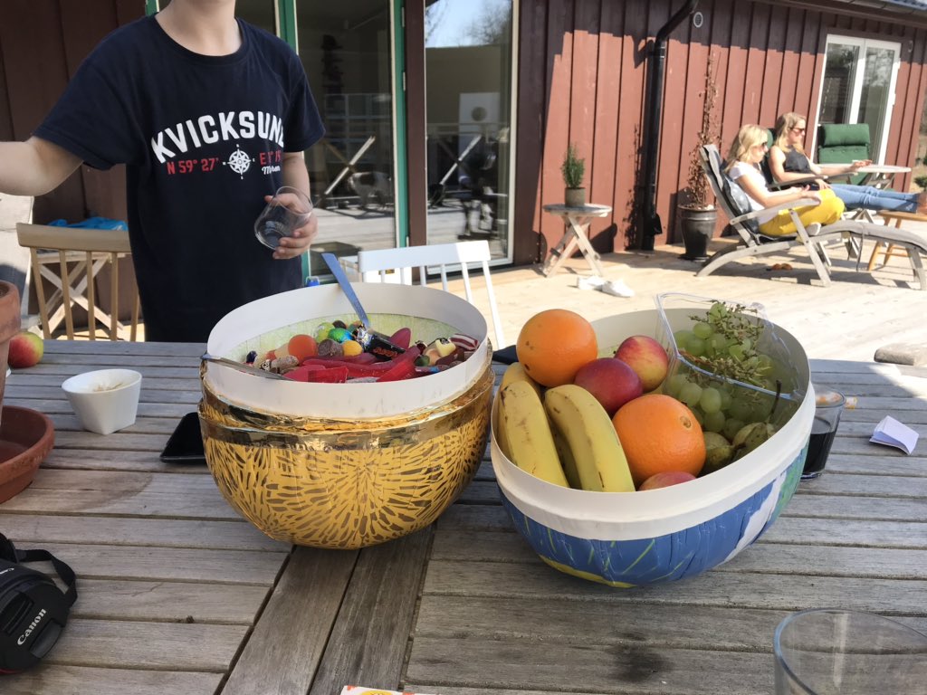 När man får ansvar för påskägget tar man det på allvar 😊 de hann iaf tro att det endast var det högra jag hade med... #barafruktinnanmaten #äggjakt