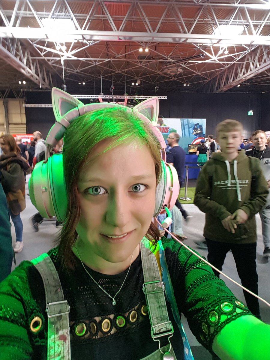 Tania_L_Read's tweet photo. If you're gonna wear headphones they might as well be pink with kitty ears! <3  #RazerInsomnia https://t.co/RdsBezrreC