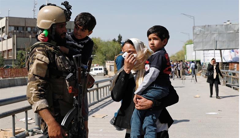 AJEnglish's tweet image. Explosion and gunfire as unidentified attackers enter Afghan communications ministry in Kabul, says security official aje.io/zdesj