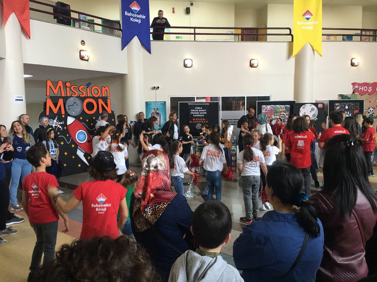 Bölgemizdeki üç ilden 9 okul ve 11 robotik takımının katılımıyla Edirne’de ilk kez Edirne Bahçeşehir Koleji ortaklığı ve ev sahipliği ile gerçekleşen “Görevimiz Ay” temalı Minik Bilim Kahramanları Buluşuyor FLL Jr. Fuarı devam ediyor 🚀🌒🤖