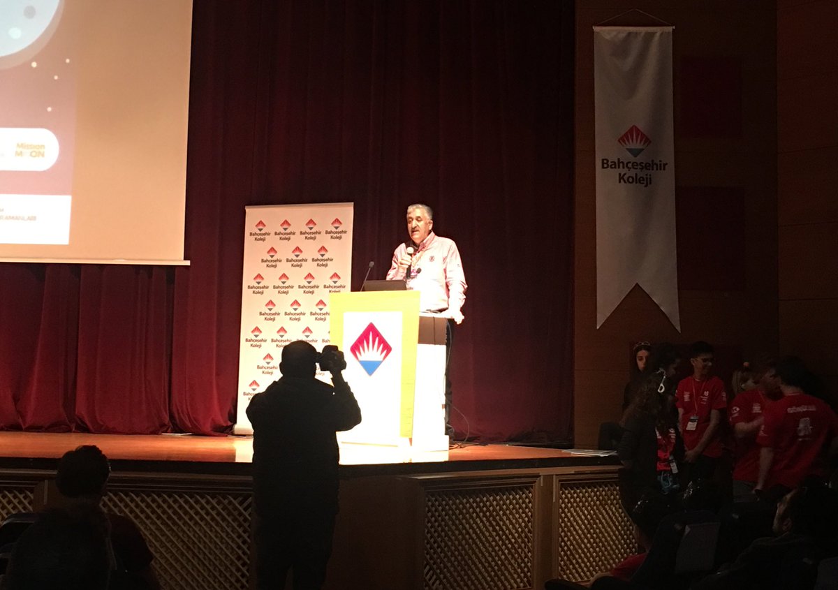 Bahcesehir22's tweet image. Bölgemizdeki üç ilden 9 okul ve 11 robotik takımının katılımıyla Edirne’de ilk kez Edirne Bahçeşehir Koleji ortaklığı ve ev sahipliği ile gerçekleşen “Görevimiz Ay” temalı Minik Bilim Kahramanları Buluşuyor FLL Jr. Fuarı devam ediyor 🚀🌒🤖