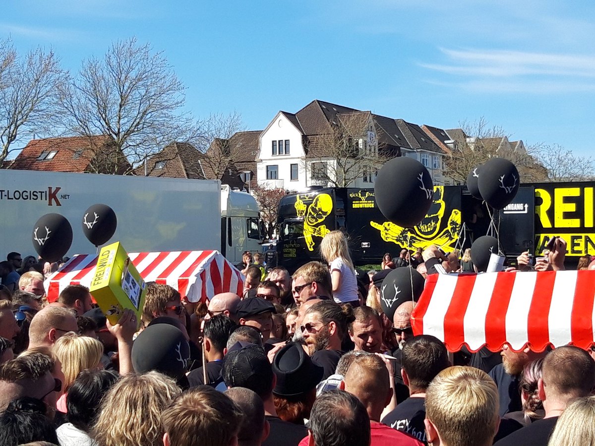 fein_frisch's tweet photo. Konzert der Rechtsrockband #FreiWild ist zu Ende. Demonstranten und FreiWild Fans stehen sich gegenüber. Situation ist entspannt.
#khfn #BandDerVollidioten #kbfn #nika https://t.co/xGjHcST7XU