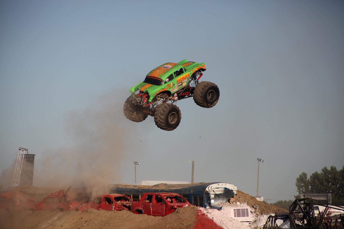 MT_Throwdown's tweet photo. Full send! #monstertruckthrowdown #teamthrowdown #monstertruck #monstertrucks https://t.co/mgkwVcpdE4