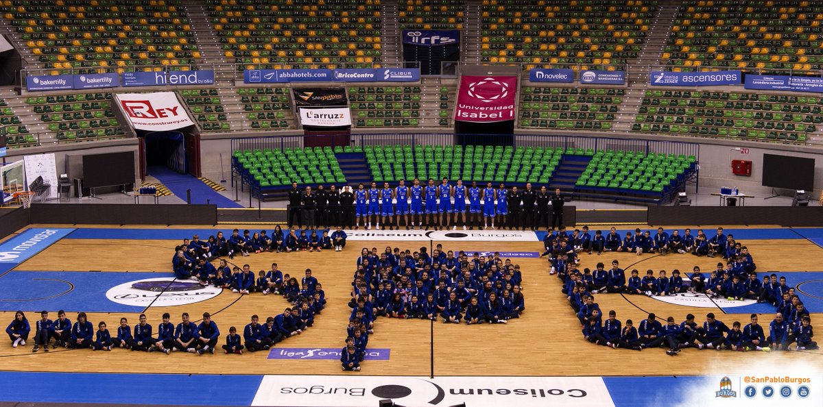 SanPabloBurgos's tweet photo. Para la foto de esta temporada queríamos crear algo especial, así que decidimos formar nuestras iniciales con todas y cada una de las personas que componen el primer equipo, los conjuntos de #CanteraSPB y las escuelas del club.

¡Esta es nuestra pequeña gran familia! #SPB ☺️💙 https://t.co/RyLl3c0JAW
