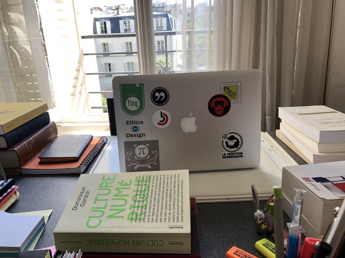 Geensly's tweet photo. C’est que j’en ai retrouvés plein des coupains... il était temps que je fasse du rangement !

De haut en bas en partant de la gauche : @la_fing @designethique @laquadrature @carnetskaia @CollectifBam @Monkeywi @aprilorg et bien évidemment... @MoutonNumerique ! https://t.co/xJOXYtw0bA