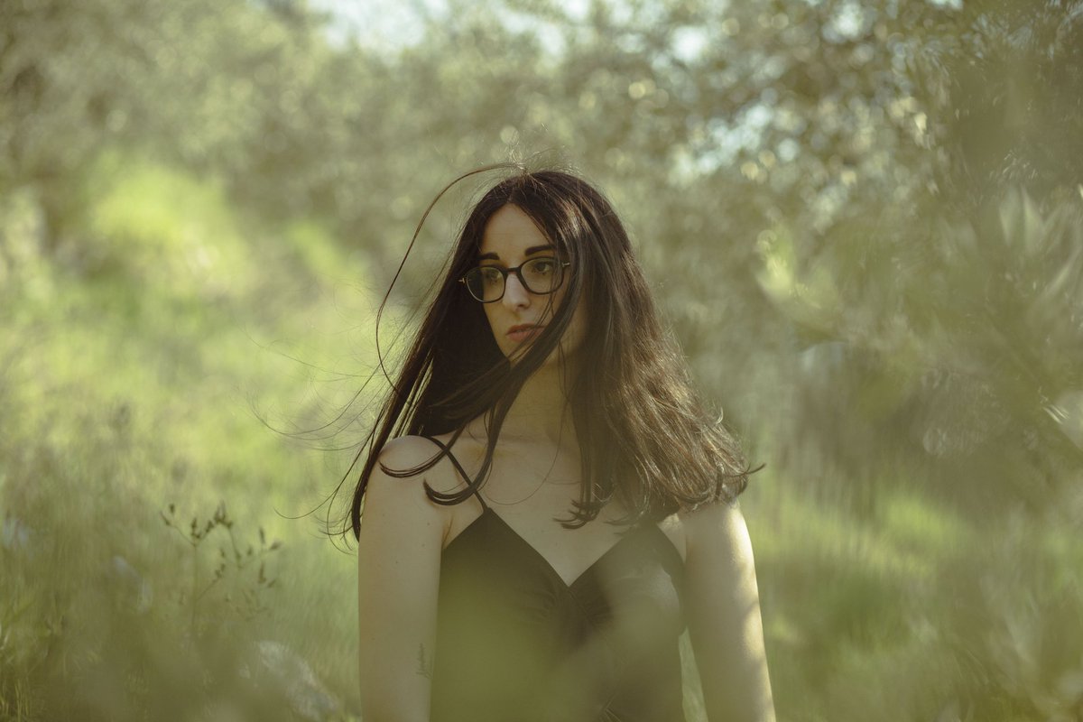 giraquellacido's tweet photo. mia sorella ieri mi ha fotografata così 💛🌲 https://t.co/BdVdVsZcU3