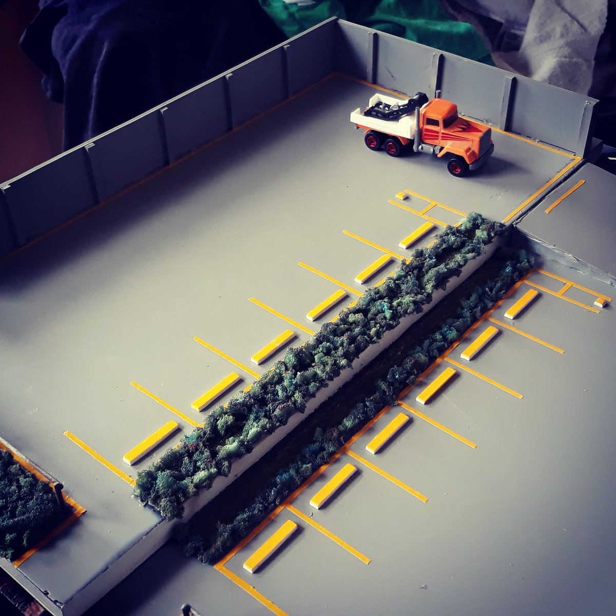 VictorEncalada8's tweet photo. Fotografía muy especial, elaborando un diorama parking al  80%, escala 1/64 https://t.co/gyUG7FRwhX