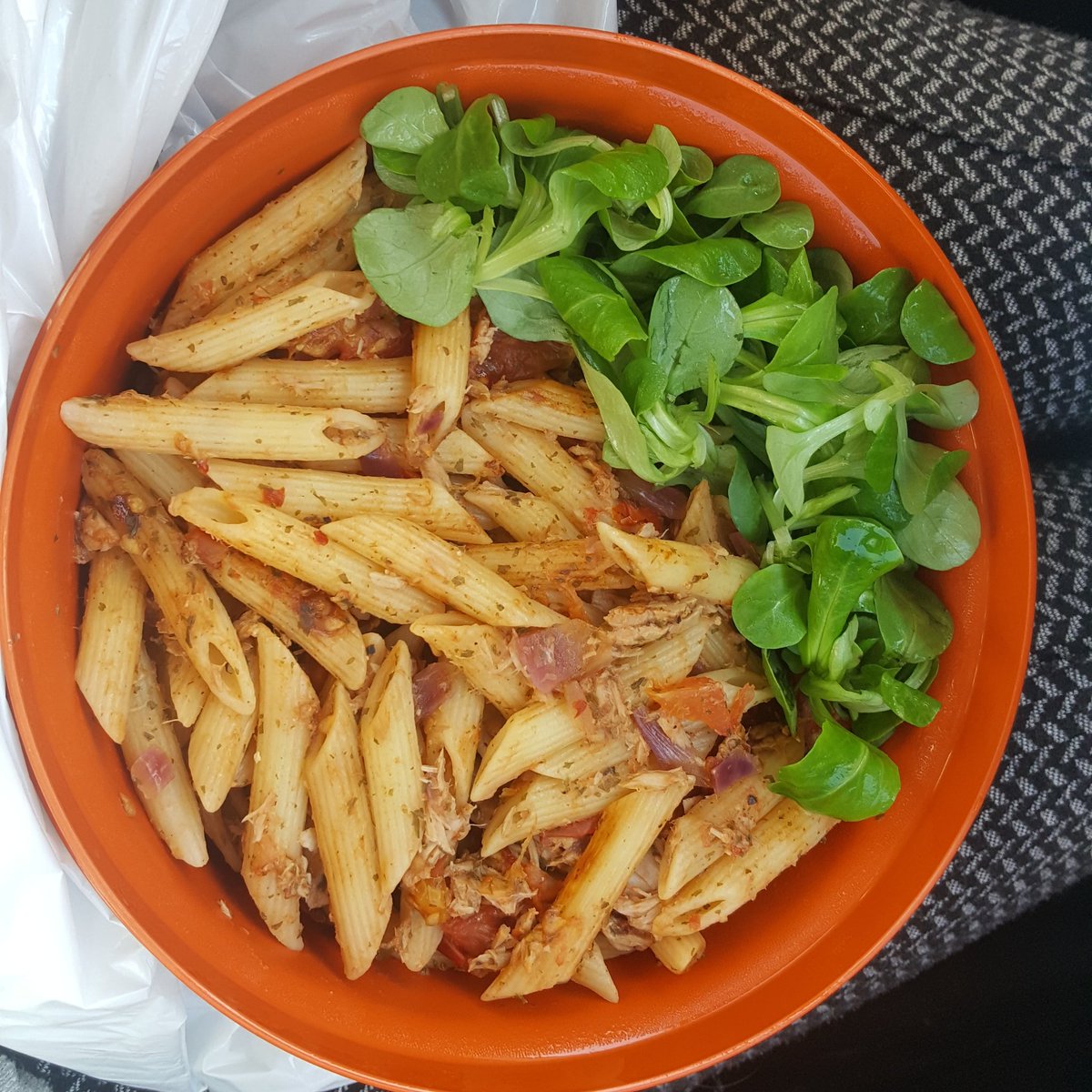 SWVickyMK's tweet image. When you are out promoting and your boyfriend has your back 💪💪💪💪 Free food tuna pasta and lambs lettuce 
#slimmingworld #freefood #healthy #easterbunny #swfood #swinspiration #couplesgoals