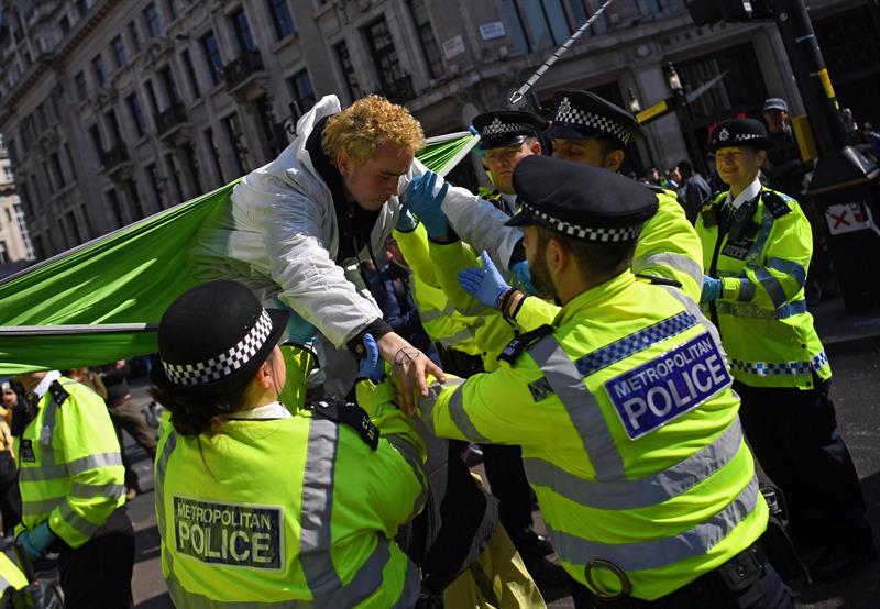 SoyNuevaPrensa's tweet photo. Más de 715 #Detenciones por la protesta ecologista en Londres - @SoyNuevaPrensa - https://t.co/sF1p9XOmKJ
#Ecologistas #Lonres #Oxfordcircus #Pressassociation #SinCategoría https://t.co/ephJF3Bfts
