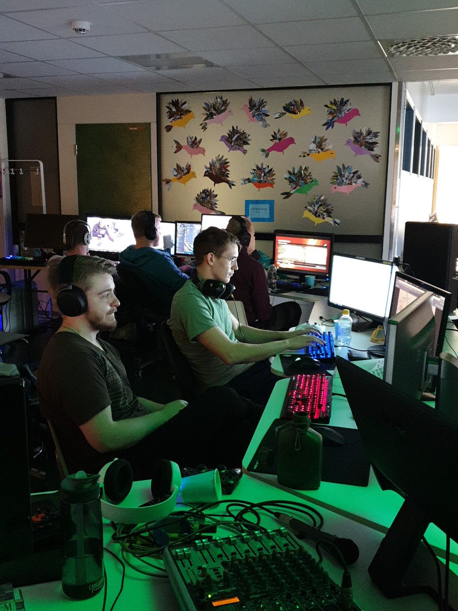 100kEsports's tweet photo. Day 3 täydessä vauhdissa! INFO-pisteellä valmistaudutaan CSGO-turnauksen finaalipeleihin. #frostylan #lanit #csgo https://t.co/WFPetur0bL