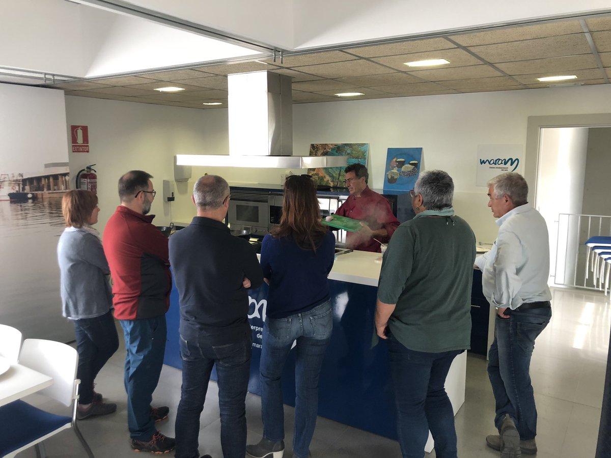 MARAMCIP's tweet photo. Ja ha finalitzat el Showcooking de Cuina Marinera al @MARAMCIP Cuina senzilla de pescadors amb producte de primera, peix de llotja I peix de baix cost. Gràcies Toni Albalat per la sesssió i a tots els assitents!. Tot boonissim!!. @visitlescala @agriculturacat https://t.co/OFxLZngcel