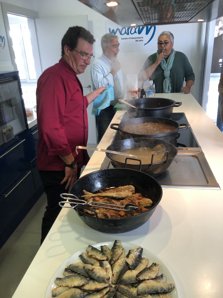 MARAMCIP's tweet photo. Ja ha finalitzat el Showcooking de Cuina Marinera al @MARAMCIP Cuina senzilla de pescadors amb producte de primera, peix de llotja I peix de baix cost. Gràcies Toni Albalat per la sesssió i a tots els assitents!. Tot boonissim!!. @visitlescala @agriculturacat https://t.co/OFxLZngcel