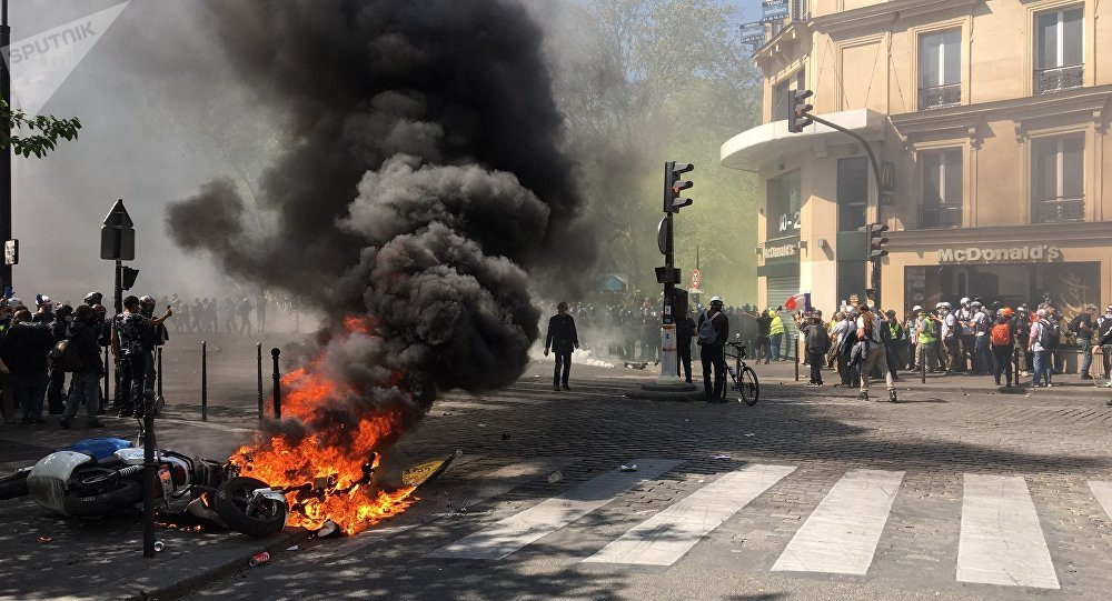 La manifestation des #Giletsjaunes dégénère avec notamment des motos incendiées
http://sptnkne.ws/mnUW
#Acte23 #ActeXXIII #20Avril