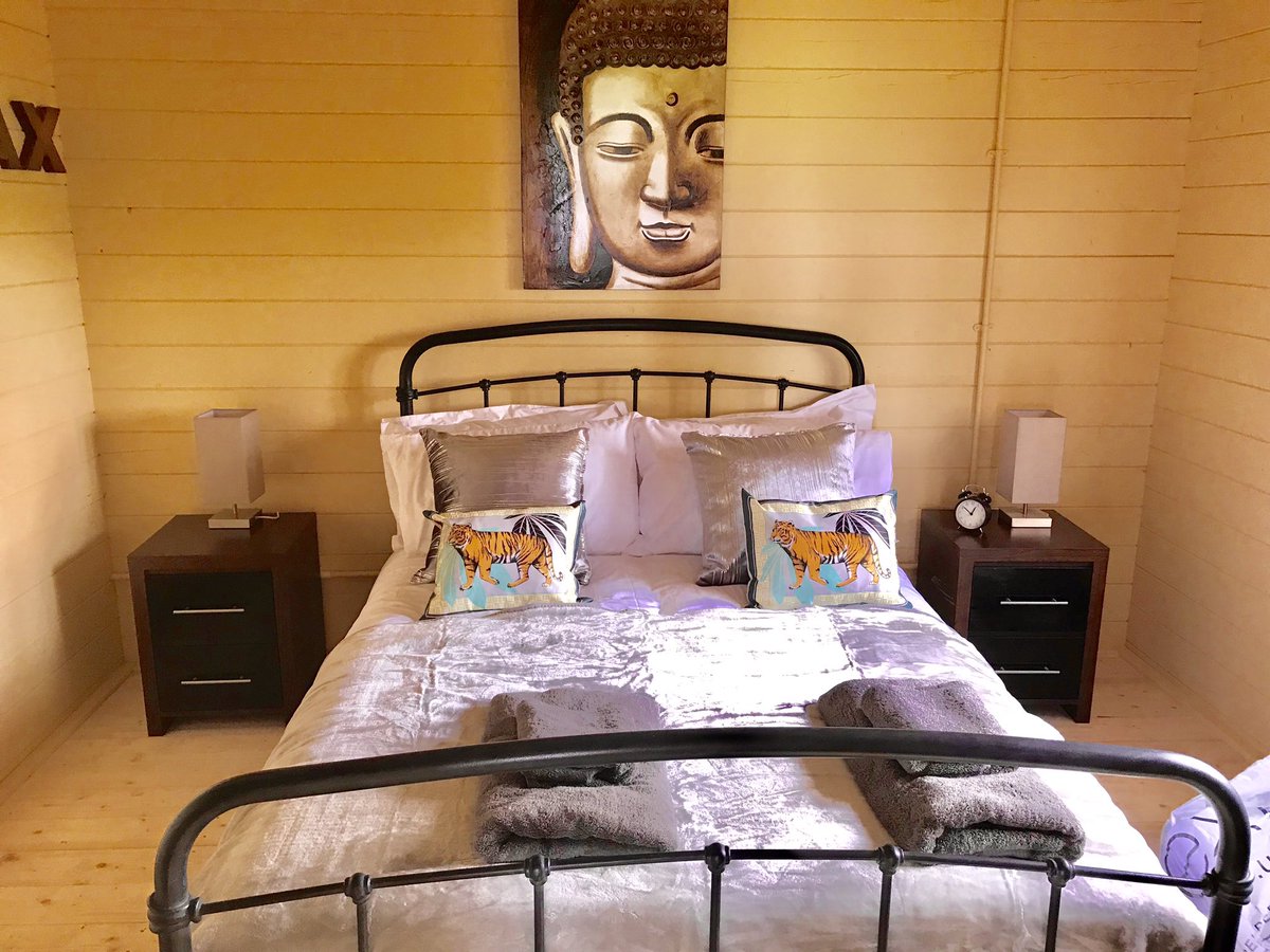 TheRetreat19's tweet photo. We have just had a cancellation for sunset log cabin and now have availability for two or 3 nights from this evening - we can offer a last minute discounted price - £200 for 2 nights or £250 for 3 nights email us asap if you are interested https://t.co/SKeSSODyZs
