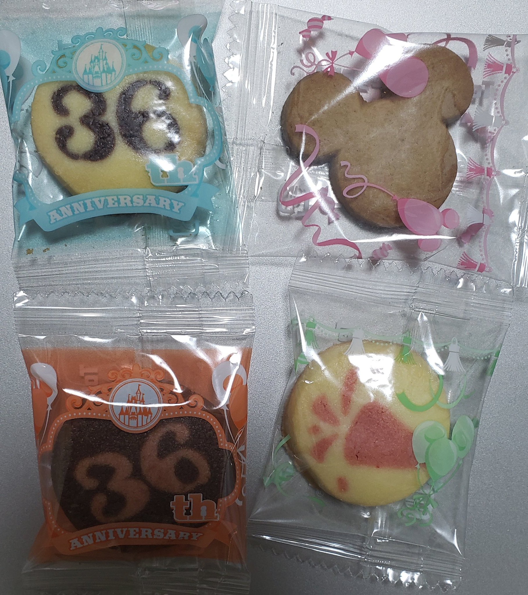 あくあ En Twitter ディズニーランドのお土産 アソーテッド クッキー 36周年は ワールドバザールデザイン とてもかわいい 本 のような箱の側面には お店の絵も描いてあります クッキーにも36 裏側にはオフィシャルスポンサーのユーハイムさんロゴも
