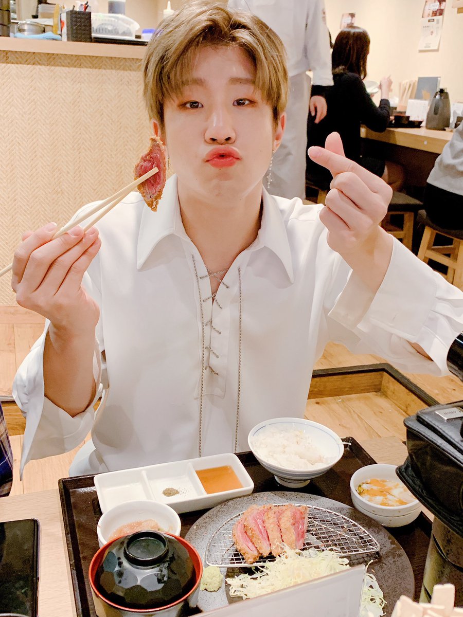 jp_offclastro's tweet photo. きょうボイス会めちゃめちゃたのしかったですㅠㅠ にほんごを がんばってしてきたので たくさん うまくなったかもしれないですねㅎㅎ もっとがんばってみます~^^ だいすき~♡
#ASTRO #ジンジン #牛カツ♡ https://t.co/EDXhMS6tK6
