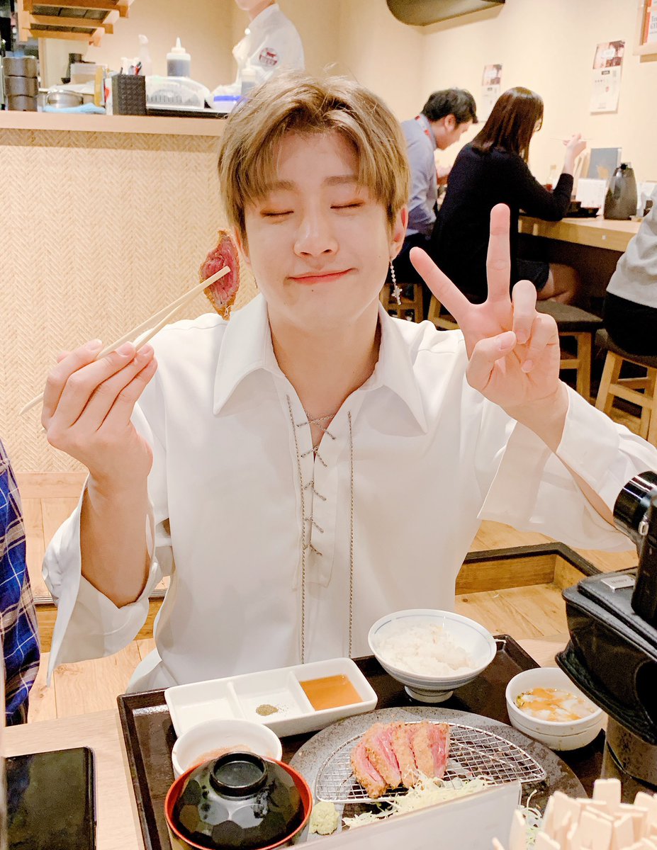 jp_offclastro's tweet photo. きょうボイス会めちゃめちゃたのしかったですㅠㅠ にほんごを がんばってしてきたので たくさん うまくなったかもしれないですねㅎㅎ もっとがんばってみます~^^ だいすき~♡
#ASTRO #ジンジン #牛カツ♡ https://t.co/EDXhMS6tK6