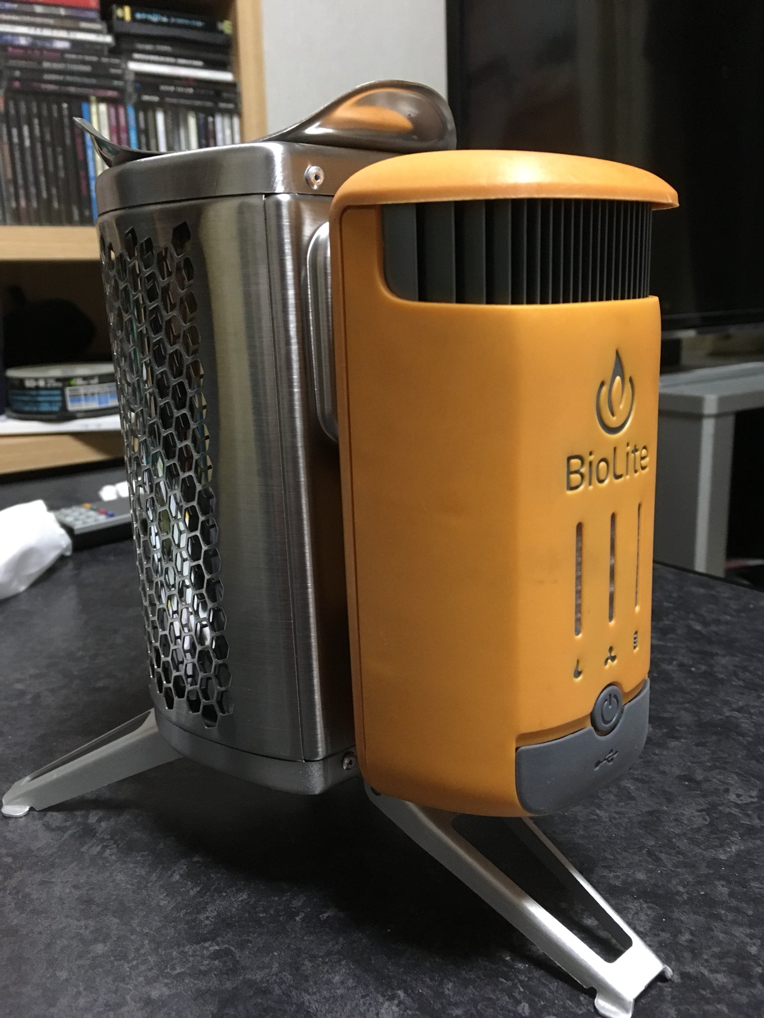 頂戴様 A Twitter 買っちった 焚き火で発電した電力で風送って火力高めつつ スマホ充電もできて 使い終わりもスプーン一杯分の消し炭しか残らなくて片付けも楽っていうやつ T Co R4iqvro2nq Twitter