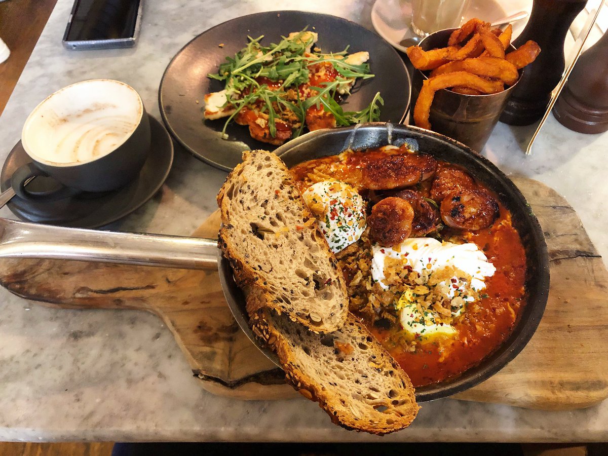 SarahChu's tweet image. Brunchin’ munching ☀️ 

#fego #restaurant #shakshuka #eggs #poached #tomato #peppers #aubergine #tahini #sourdough #toast #chorizo #sweetpotato #fries #grilled #halloumi #coffee #mocha #brunch #friends #weekendvibes #delicious #foodie #foodporn
