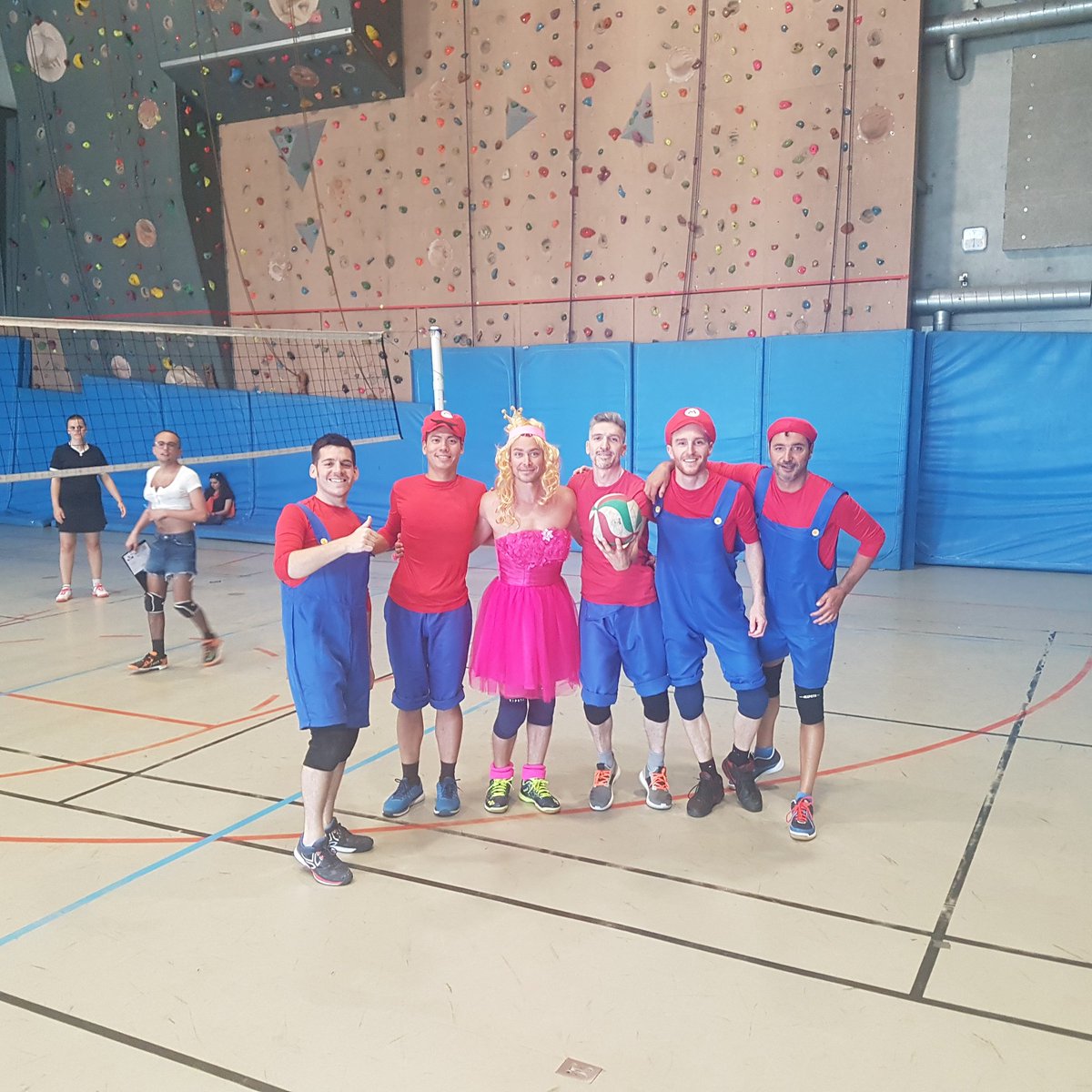 GAISNICE's tweet photo. En direct du tournoi de Tigaly à Lyon ! Belle journée pour les PEACH BOYS et les BITCHES BOYS ! 
Nos deux équipes représentent fièrement le Groupe Azur Inter Sports ! #volley #tigaly #tigaly2019 #Lyon #lgbtsport https://t.co/cQ5ixVLMrw