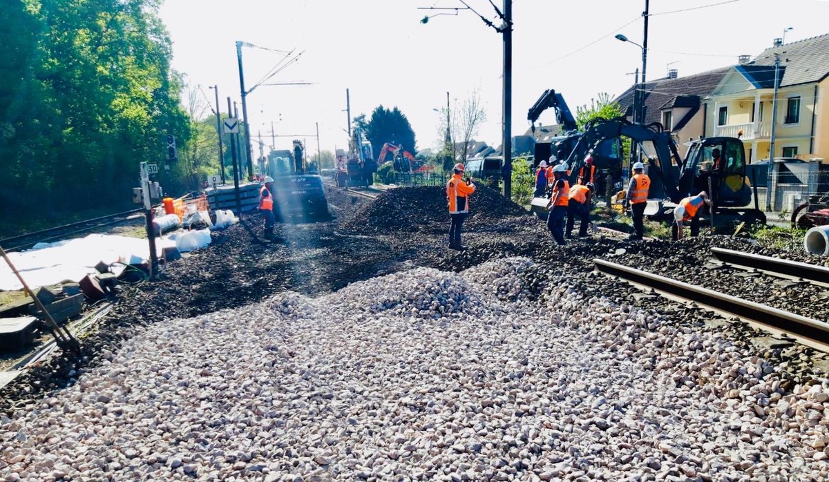 RAV d’Emerainville : c’est 3 jours avec 3 remplacements d’appareils de voie et un petit ouvrage sous Voie (buses préfabriquées)
Les équipes de l’Infrapole de Paris Est sur le pont pour un Réseau régénéré et fiable au service de nos clients #SNCFReseau #ParisEst #InfrapolePE