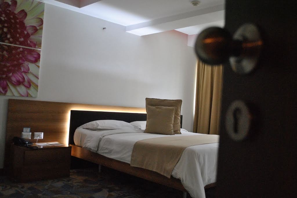 Un escape al #HotelAlex donde podras disfrutar de habitaciones llenas de confort y tranquilidad, junto al mejor servicio es todo lo que mereces
.
Reserva con nosotros⬇
.
📞0212-5078834 📧Reservaciones@hotelalexccs.com